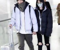 郑爽与男友手牵手走机场,终于不低调了!