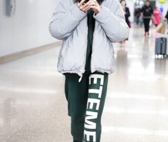 郑爽机场街拍 换了新发型,穿卫衣搭配棉外套依然仙气十足