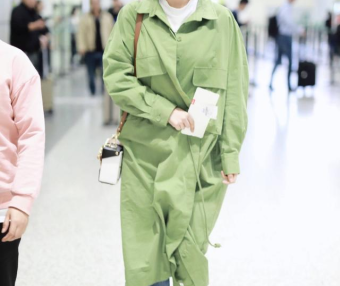 杨紫扎小辫穿撞色条纹衫气质清新甜美