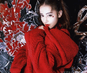 学会6款“红色”搭配,显白又减龄!