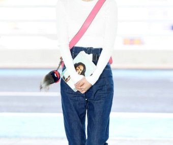 崔雪莉丸子头搭配粉色包甜美又可爱,“装”成小仙女