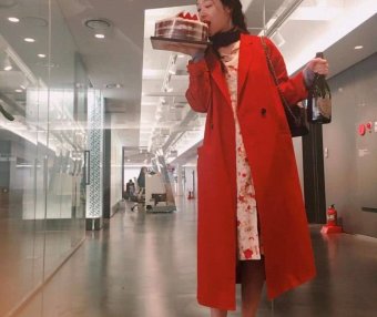 雪莉开春造型太美了,红色大衣搭配公主切发型气质惊艳,美丽迷人