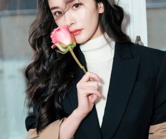 杨幂穿衣风格撞上关晓彤,同穿拼接大衣,你更喜欢谁的搭配呢?