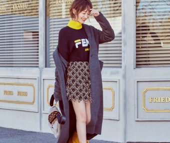 练练穿高领衫配小裙子,撞衫杨紫也不输