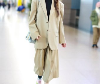 李小璐低调复出,穿西装清爽干练,连衣品都大变样了?