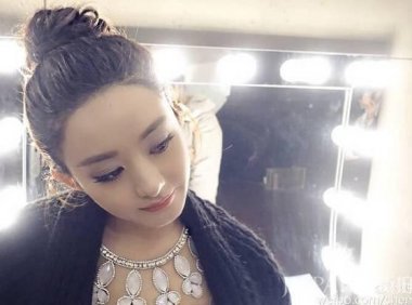 掀起刘海挽起头发显脸小，赵丽颖的发际线功不可没呀