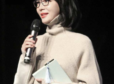 陈数剪了波波头，戴着黑色眼镜框，却意外凸显学者气质