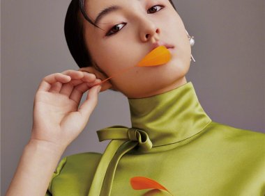 张子枫走混搭风格突破，逗号刘海好时髦