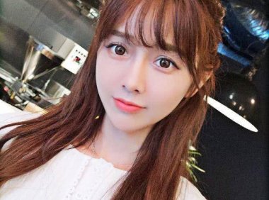 大脸女孩剪什么发型呢？用一款刘海来让你的脸显小吧