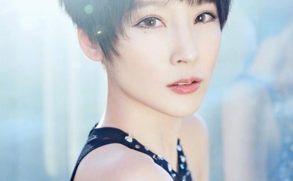 谢楠换了长发身穿婚纱,让吴京眼前一亮