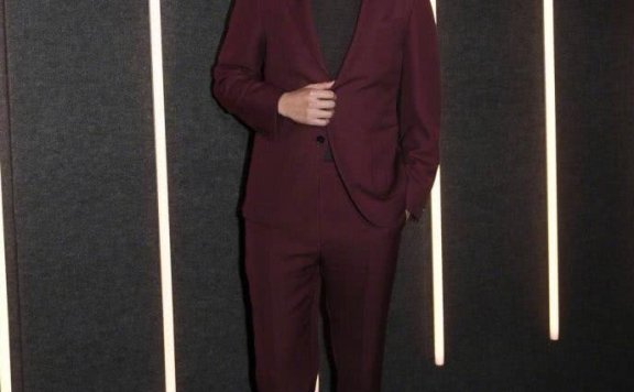 赵又廷穿酒红色西装优雅亮相时装周，帅气又有型