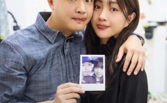 包文婧牛仔短裤搭配黑色轻纱裙,同框包贝尔卖萌秀恩爱