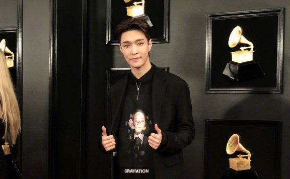 张艺兴衬衫太长一不小心“五五分”,但还少年感十足