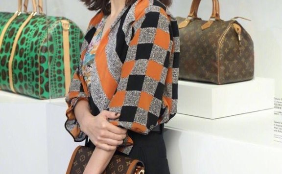 Ella事业家庭都兼顾,穿搭造型上也是相当的赞