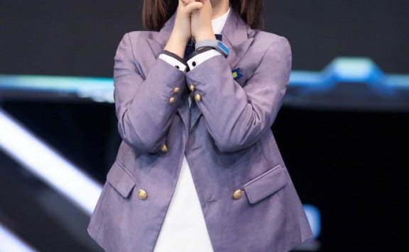 谢娜穿蓝色丝绒套装尽显高级感,越来越会穿了