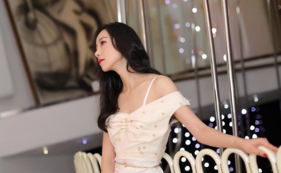 韩雪穿白色露肩裙让气质变显少女感