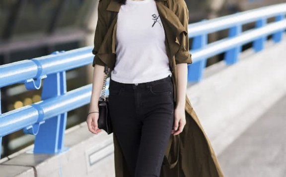 杨子姗黑色长袜配上单鞋又是一双短靴，意外变时髦！