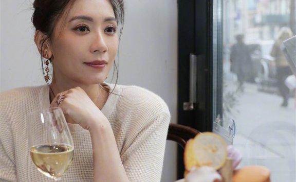 贾静雯一袭荷叶裙穿出公主范，越活越少女！