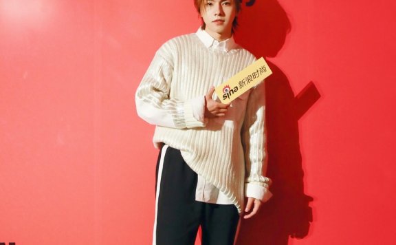 周锐亮相伦敦时装周 黑白简约搭配温暖帅气