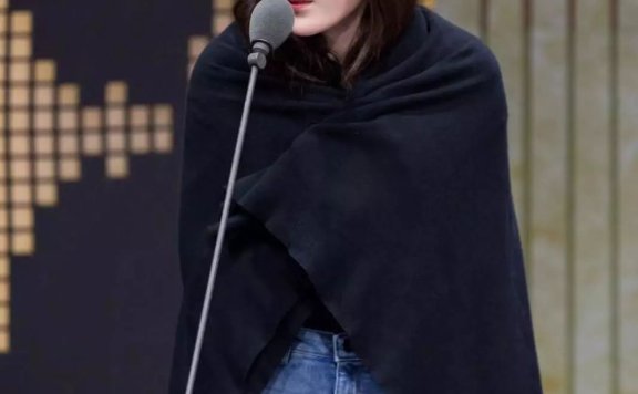 迪丽热巴这牛仔裤和靴子的穿搭太考验腿了!