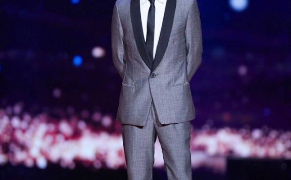 春晚男神组合李易峰和朱一龙,同穿西装,风格大不同