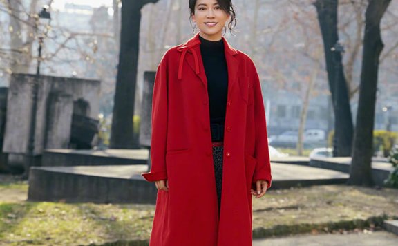 俞飞鸿时装周上穿红色大衣配短裙,美醉了?