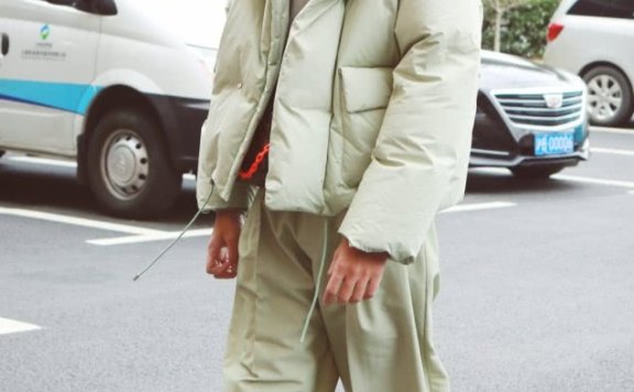 吴亦凡淡绿棉服+阔腿裤,不是一般的帅气!