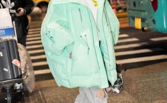 唐艺昕翻出了十年前的破洞裤，意外的好看？