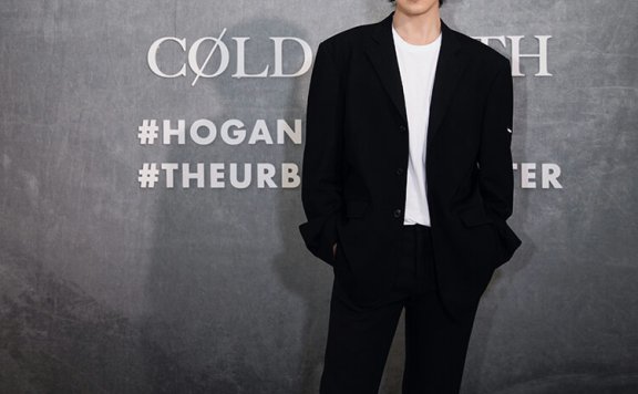 韩火火黑色西服套装亮相米兰时装周！