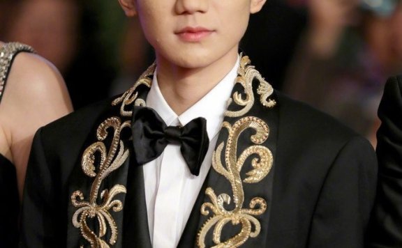 王源潮男、绅士切换自如!