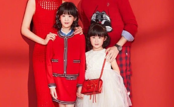 陆毅鲍蕾拍全家福,都是腿!