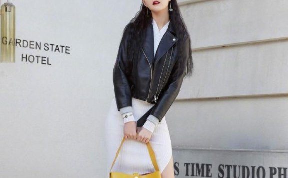 王新宇穿短款皮衣配针织裙，穿平底鞋气场满分