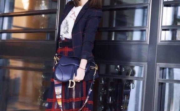 林心如着黑色蕾丝睡衣微露酥胸，上演湿发诱惑！