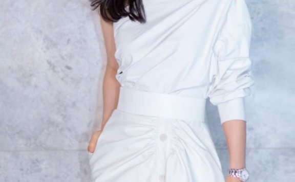 李冰冰“衬衫斜穿”新潮流,嫩回20岁