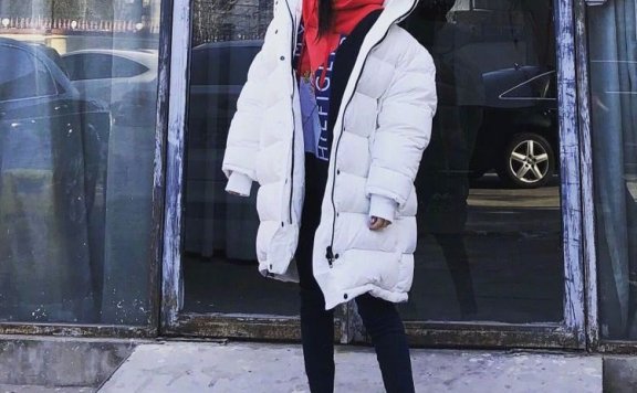 李小璐个性穿搭亮相机场，满脸娇羞抢足视线