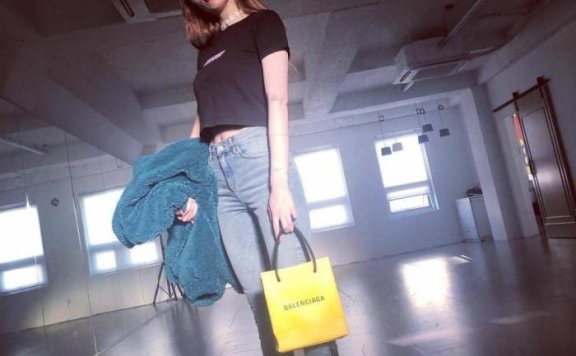 金泫雅鞋跟又细又高太惹眼，一般人驾驭不来