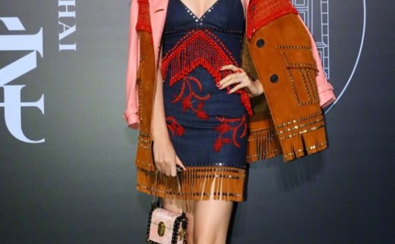 张梓琳穿上黑裙,美如神仙下凡