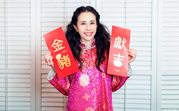 “冻龄女神”莫文蔚拍新年写真,粉衣着身娇俏可爱