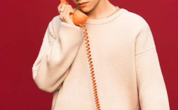 易烊千玺穿休闲装搭匡威鞋,酷爆了