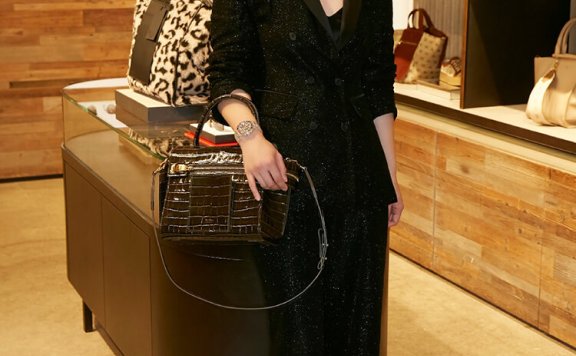 蒋欣斜刘海一身休闲装竟然很显瘦