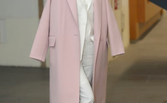 韩雪顶着浪漫长发配上粉色大衣,超美!