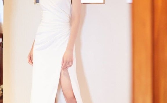 《流浪地球》屈菁菁穿阔腿裤戴皮手套,超酷的!