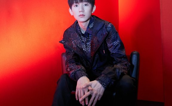 王源柏林之行私服和造型师搭配,已不相上下