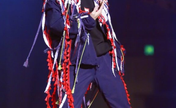 易烊千玺“花棉袄+运动裤”太6了!