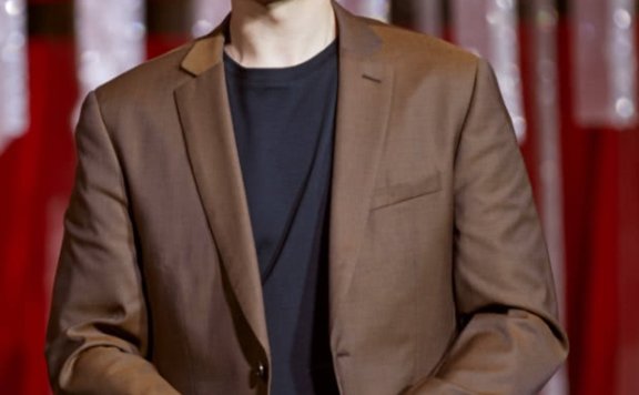 “小公爷”朱一龙穿严肃的棕色西装!