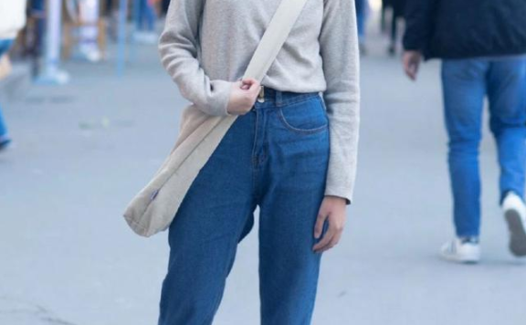 国内街拍 时尚小姐姐牛仔裤穿出个性感，尽显时尚魅力