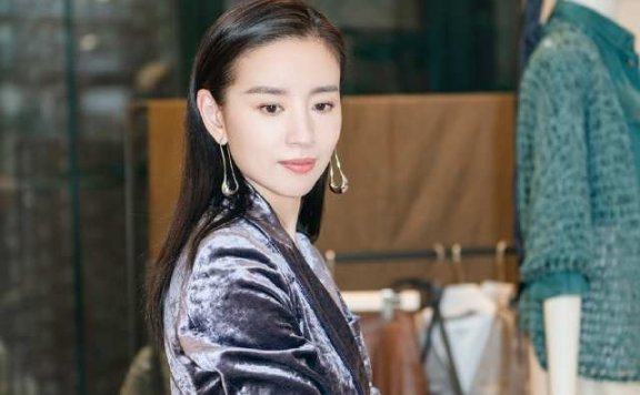 董洁换发型搭配基础款衣服,秒变成19岁