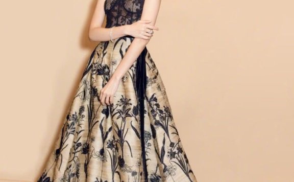 董洁穿白纱裙仙气又清纯,长发飘飘温柔知性