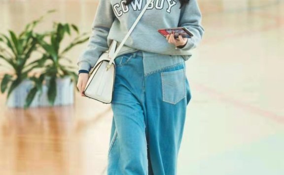 王欧穿牛仔裤搭配“奶奶鞋”,造型简约清新!