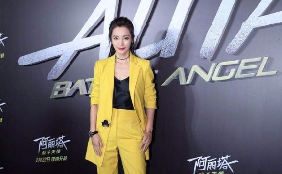 李冰冰一身娇艳黄造型越美越高调,女神气质惊艳!
